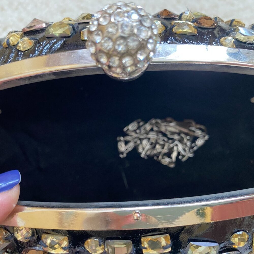 NWOT, bejeweled clamshell purse, chain strap, rhinestone clasp. - Picture 4 of 9